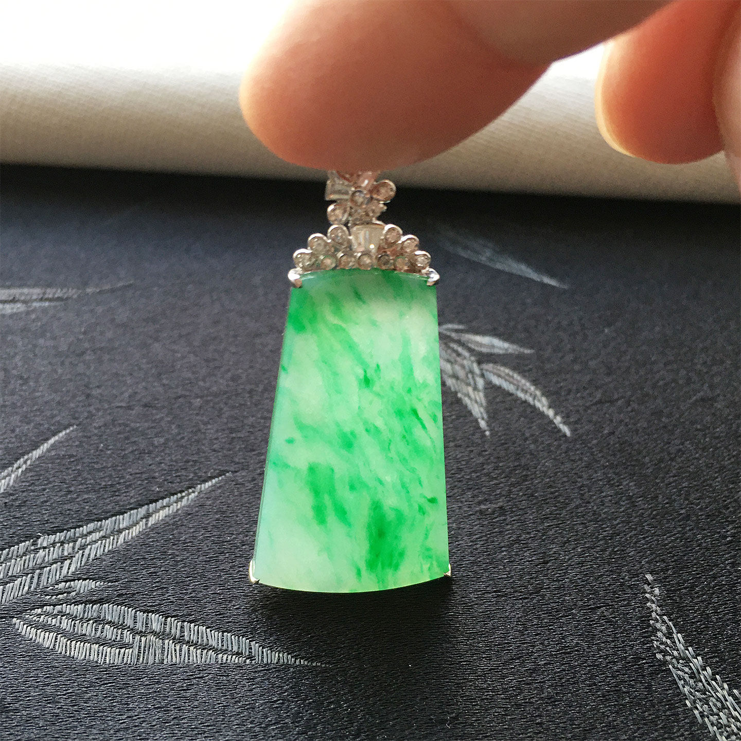 18K金镶嵌缅甸翡翠冰飘绿无事牌吊坠a货冰种金丝阳绿素面翡翠挂件