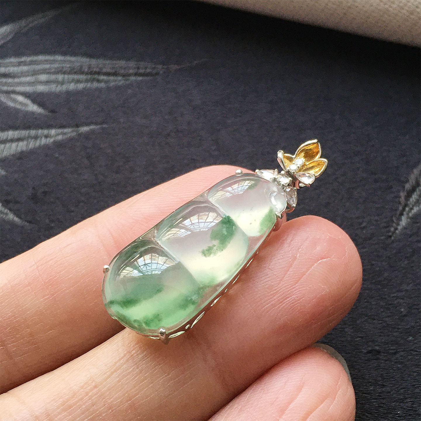 缅甸翡翠高冰种飘绿花玉福豆吊坠18K金老种a货冰透起光玉豆挂件