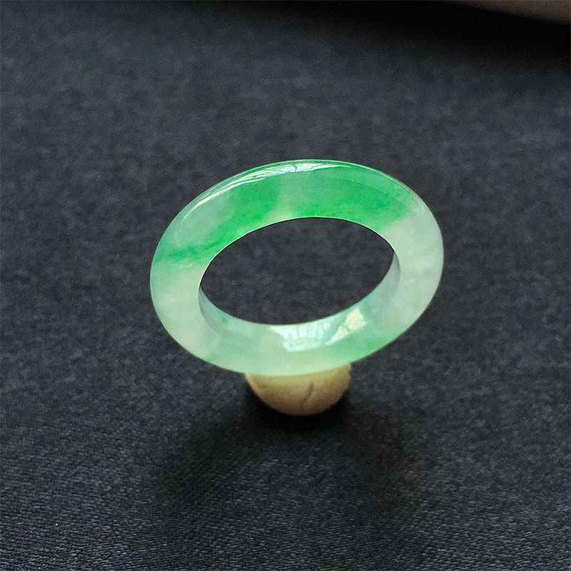 缅甸翡翠高冰种翠绿玉指环细条女款尾戒10号老种a货冰绿戒15.5mm
