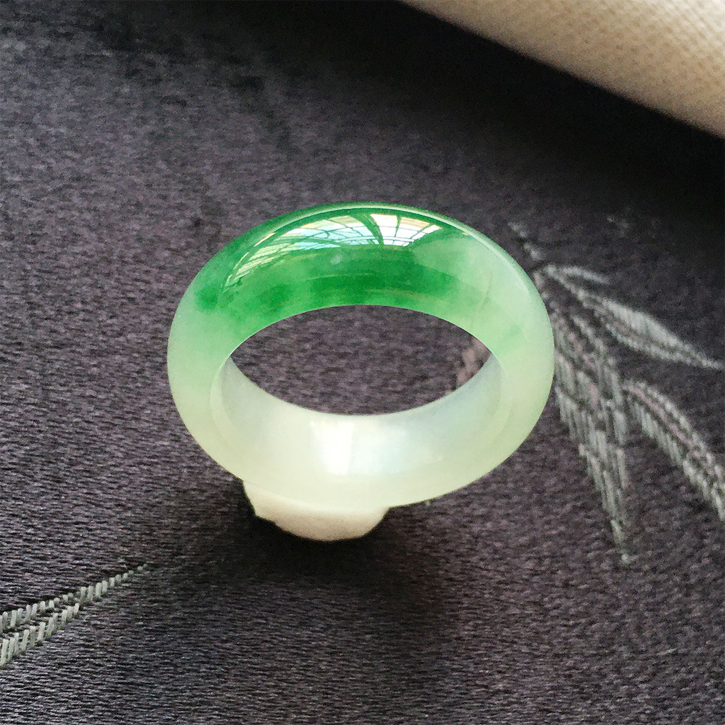 翡翠冰种翠绿色宽版玉指环戒圈