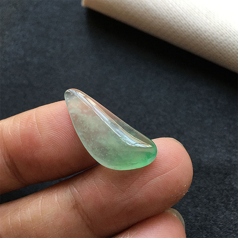 缅甸翡翠玻璃种飘翠绿色福瓜吊坠