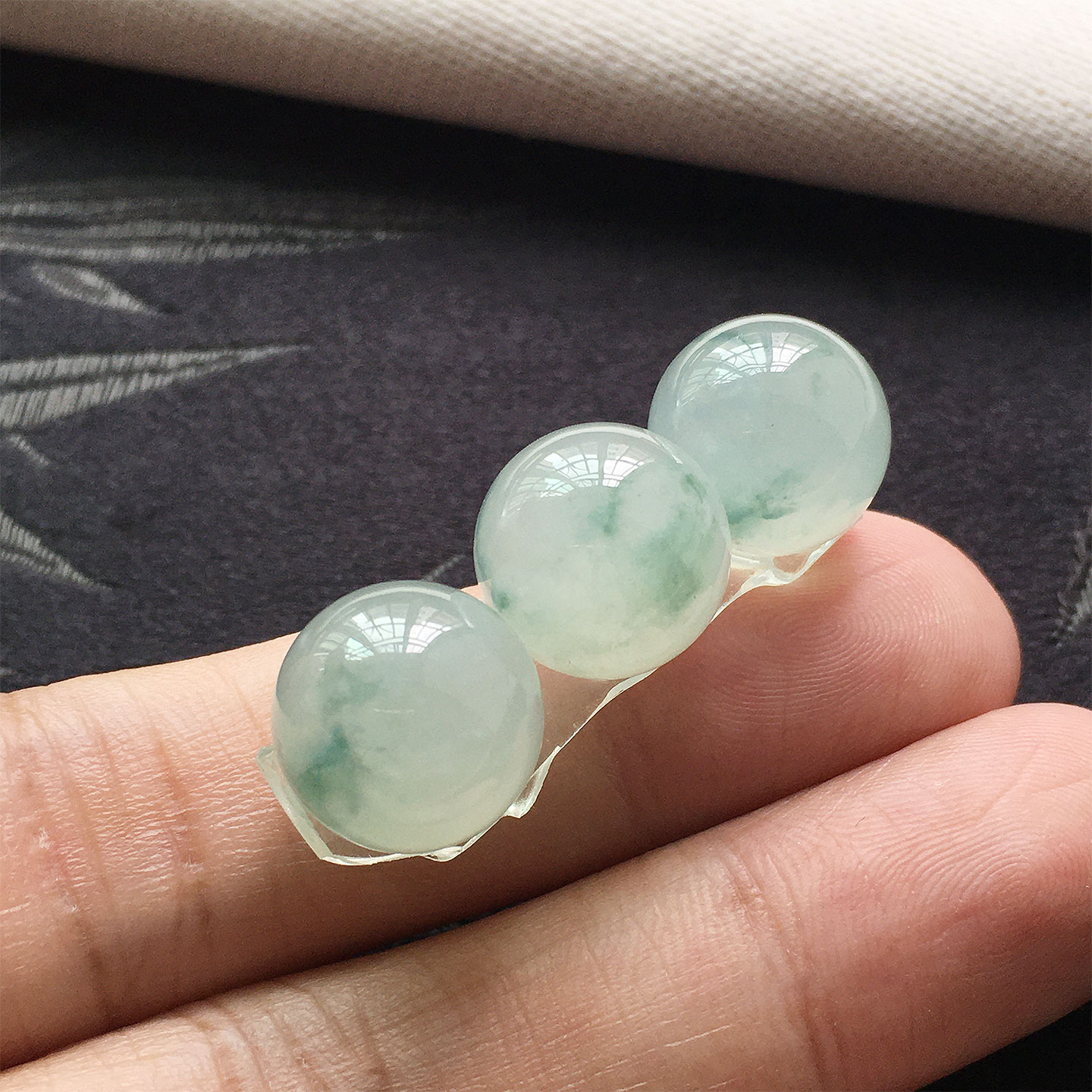 缅甸翡翠冰种飘蓝花玉珠子