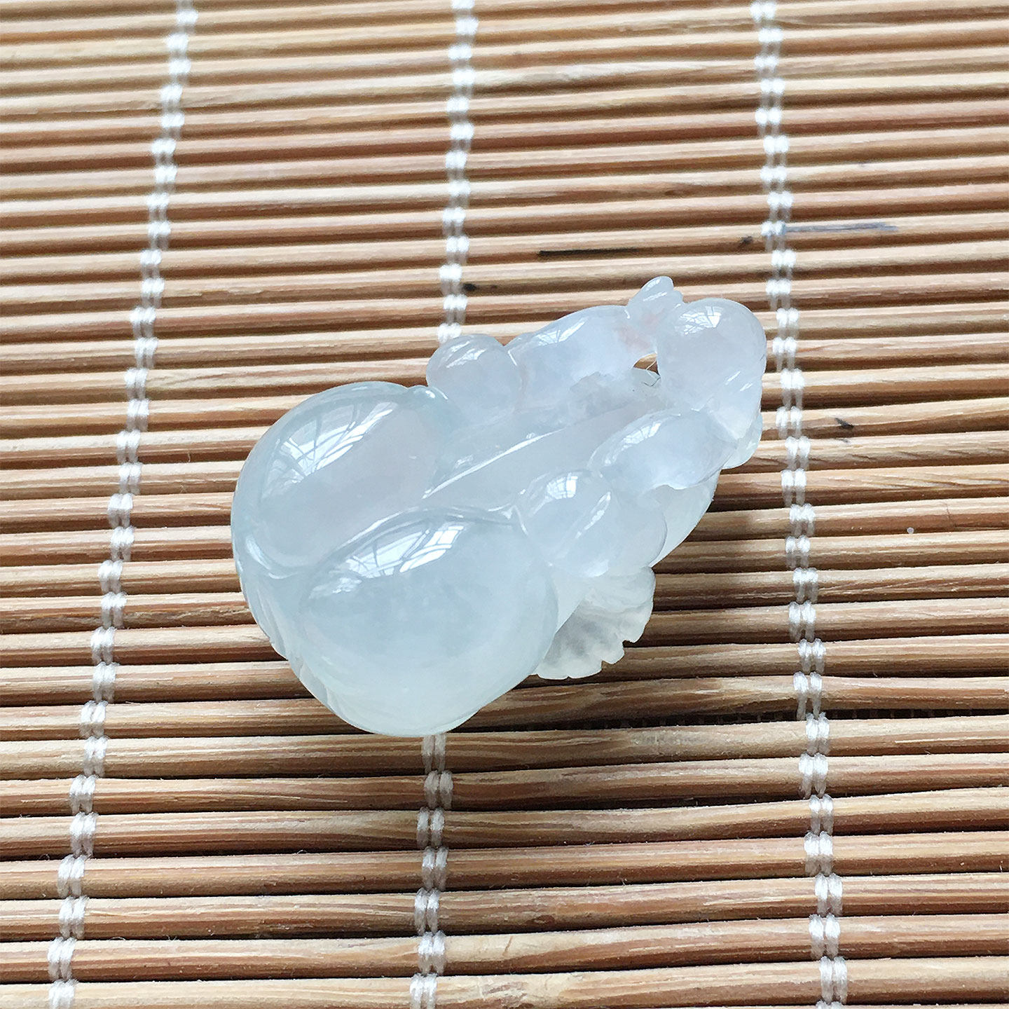 翡翠A货白冰生肖牛吊坠立体雕刻
