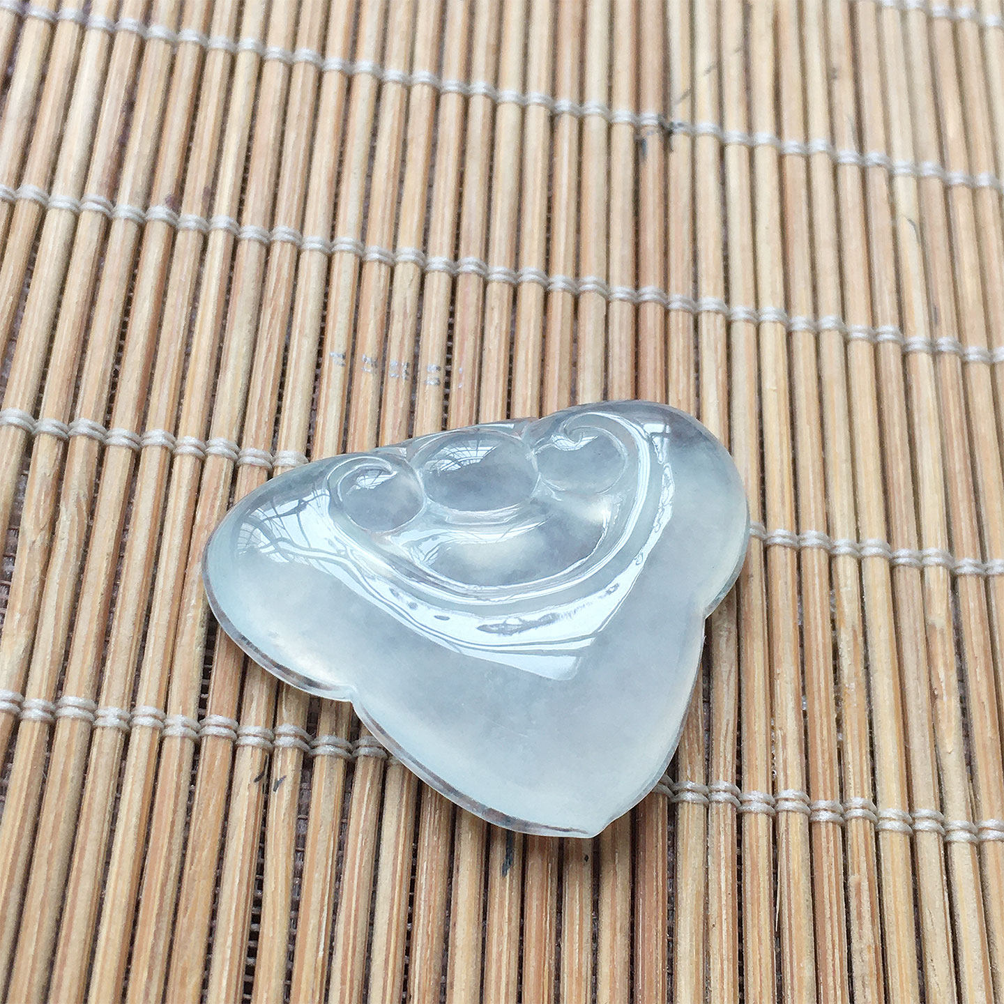 缅甸翡翠高冰种纯净玉如意吊坠
