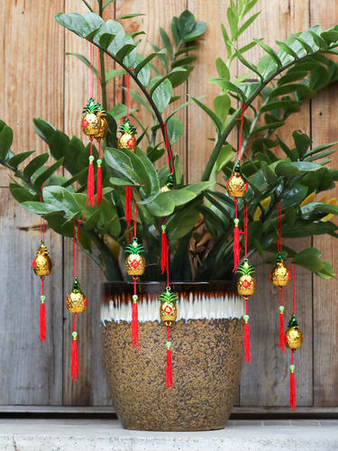 乔迁装饰品盆景红灯笼树上