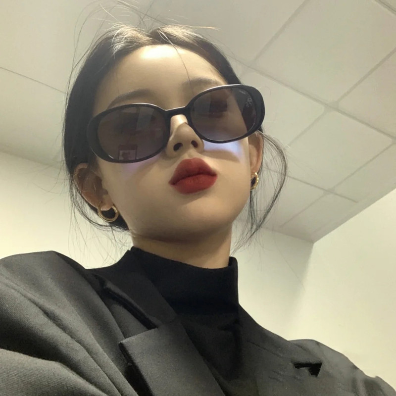 2021秋冬新款复古椭圆形白色框墨镜小红书网红同款奶茶色太阳镜