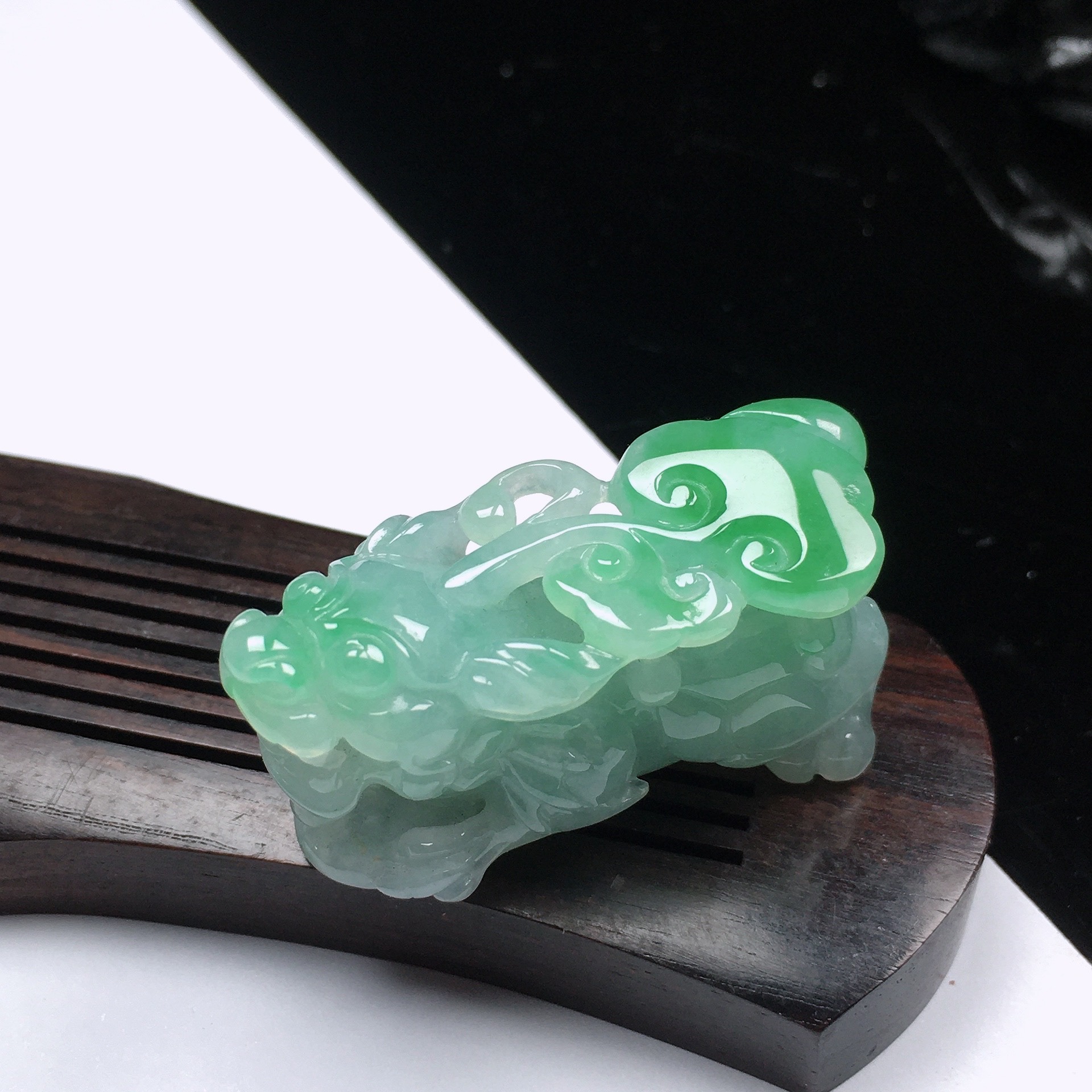 缅甸天然翡翠A货 飘阳绿招财貔貅吊坠