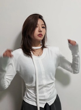 2025东大门秋冬新款V领垫肩显瘦显腰身微开叉大弹力T