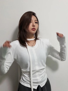 2025东大门秋冬新款 V领垫肩显瘦显腰身微开叉大弹力T