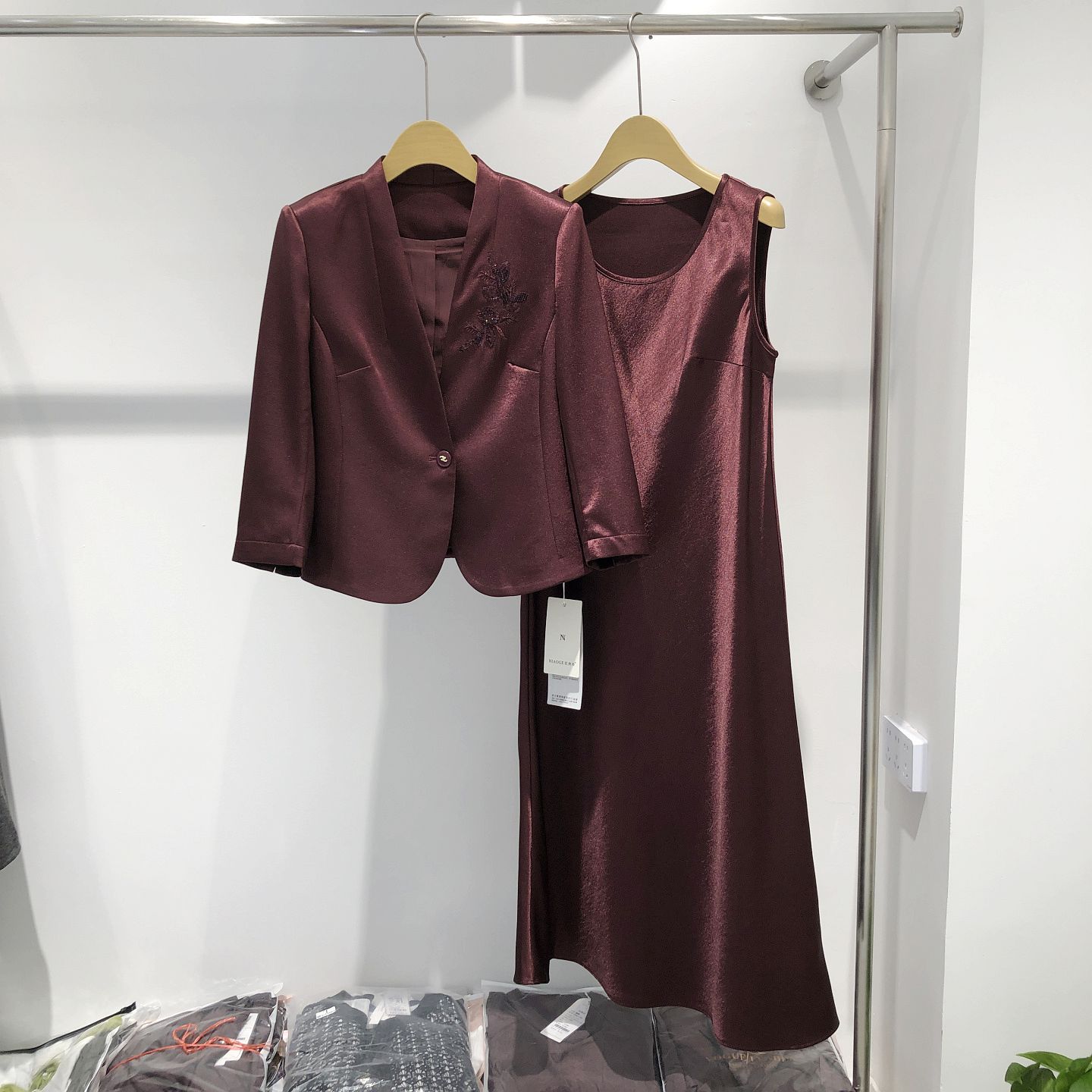 金丽年华01 日常喜婆婆订婚宴套裙2026秋季新款妈妈敬酒服连衣裙