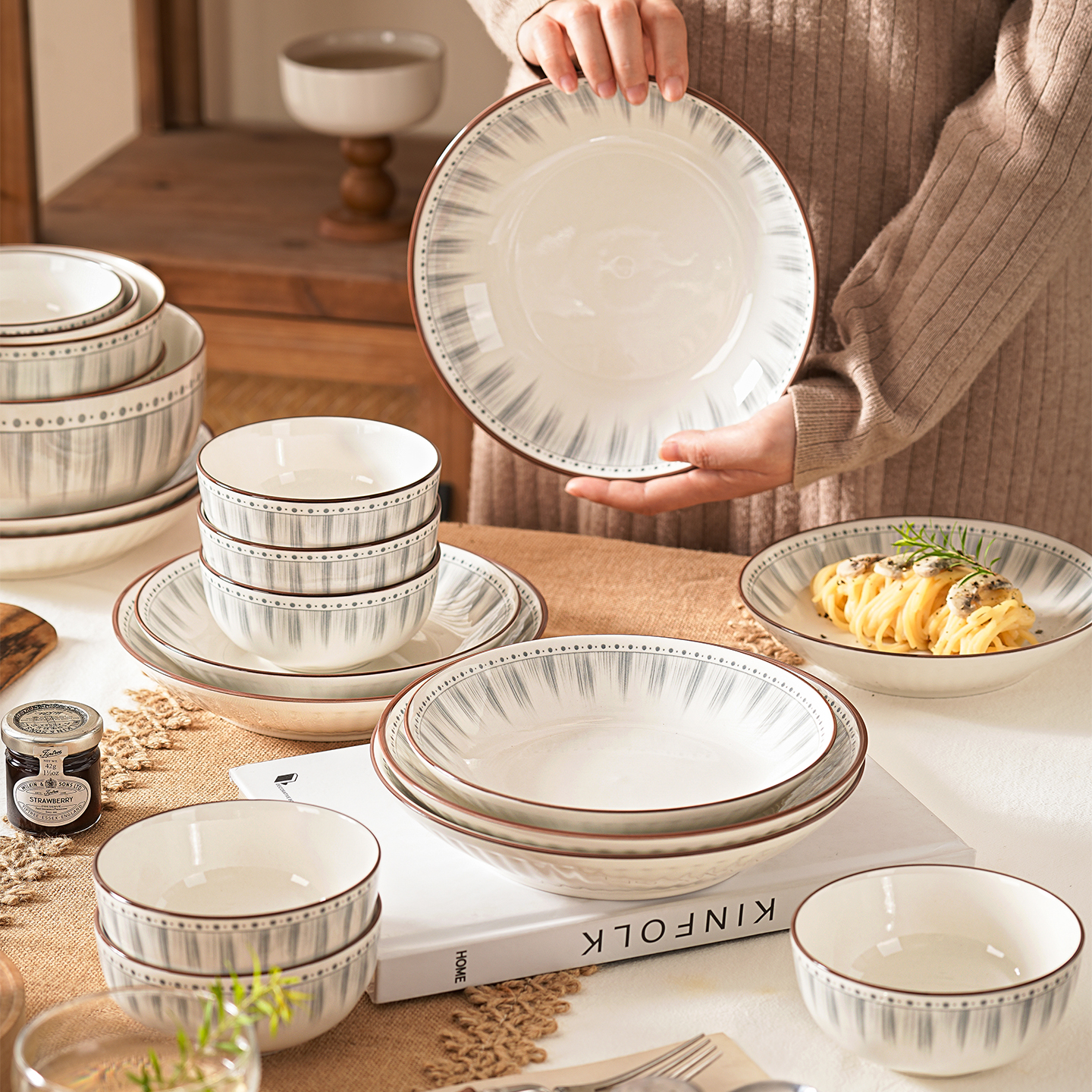 碗碟套装家用2025新款餐盘子家用菜盘釉下彩乔迁结婚新婚礼物餐具