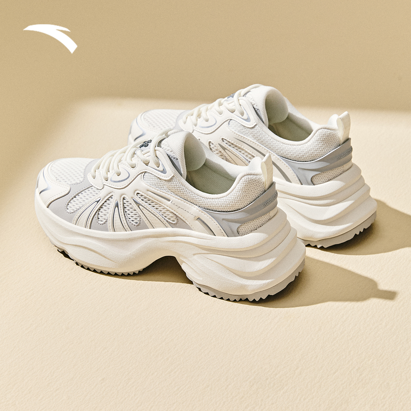 安踏女鞋透气网面运动厚底老爹鞋