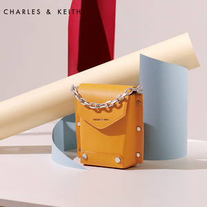 金属铆钉装饰单肩包