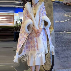 冬季连帽斗篷披肩加绒加厚中长款环保毛领蝙蝠袖菱格流苏毛呢外套