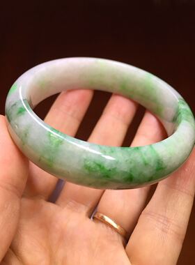 天然A货翡翠手镯 糯化底飘绿花 大半圈的翠绿 55圈口
