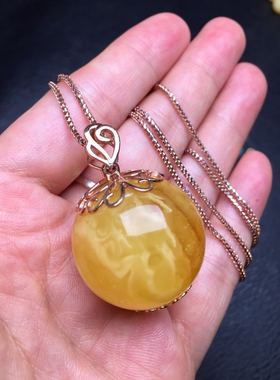 琥珀蜜蜡18k金镶嵌圆珠云纹吊坠