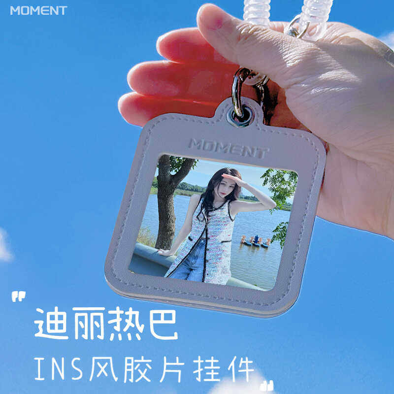 迪丽热巴书包挂件应援周边钥匙扣挂饰同款行李牌照片挂链小卡套