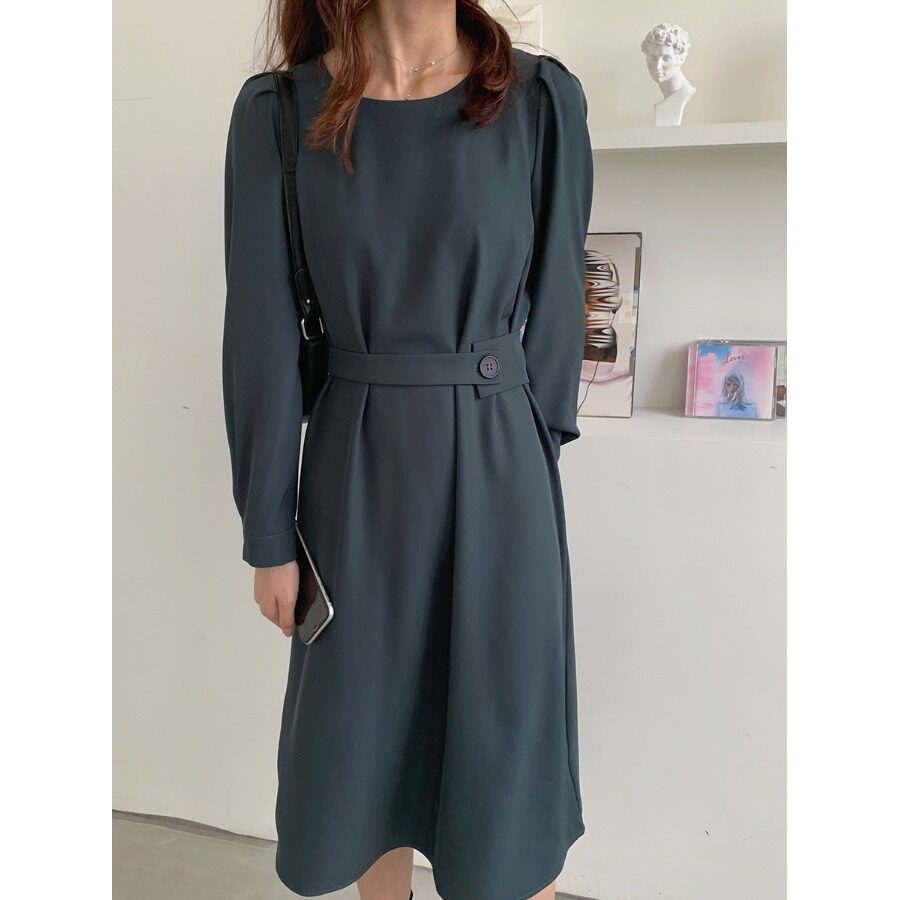 日韩chic2026秋季新品设计感纯色圆领侧边纽扣收腰中长款连衣裙
