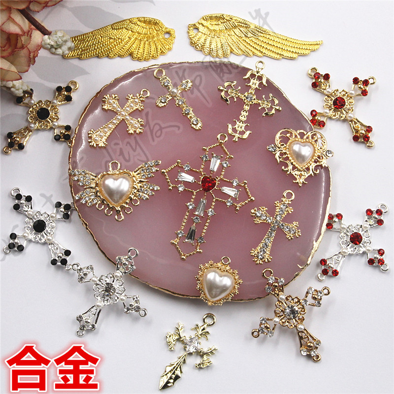 镂空红钻爱心金色翅膀十字架吊坠