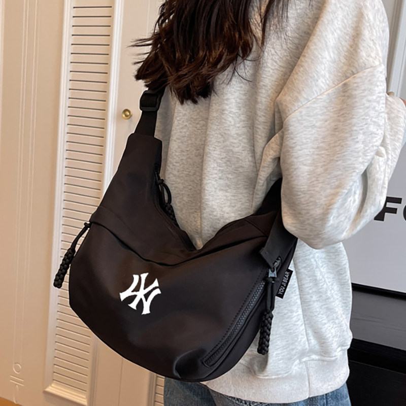 牛津布包包斜挎包女2025新款单肩包大容量百搭斜挎潮牌联名饺子包