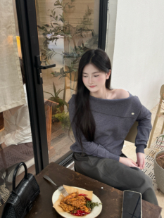 小众设计斜肩上衣女 针织衫 韩系高级感新款 慵懒松弛感露肩宽松长袖