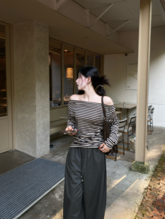 韩系气质高级感露肩长袖 简约条纹一字肩斜肩T恤配腰带 上衣女秋季
