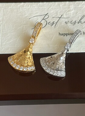 S925纯银轻奢小裙子吊坠项链