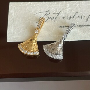 S925纯银镀18K金扇形小裙子碎冰冰爆闪轻奢吊坠老钱风女精致项链