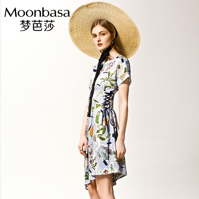 Moonbasa/梦芭莎摩登缎面印花腰部抽绳收腰下摆不对称连衣裙