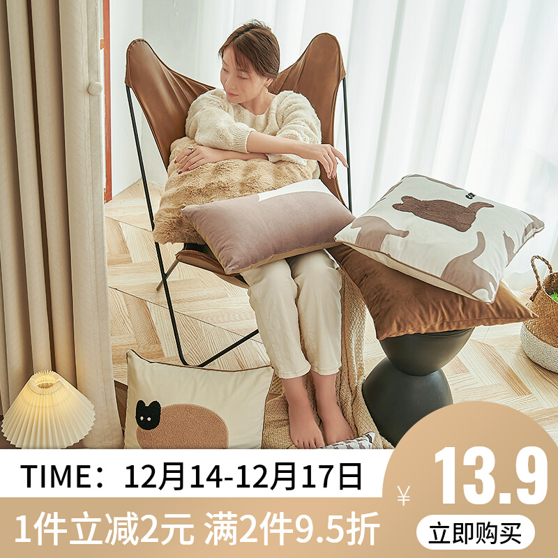 依兮小猫咪绵羊抱枕靠垫冬季客厅沙发抱枕套不含芯毛绒民宿风卡通