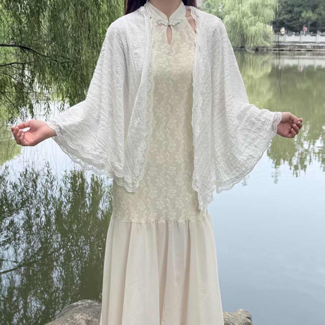 白色蕾丝镂空防晒旗袍披肩