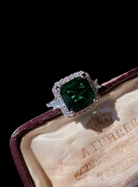 落日熔金鱼子酱绿宝石戒指古董感镀18K金孔雀绿帕拉锆石戒指