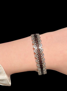 蕾丝蜂巢钢琴黑宝石手镯 古董感镀18K金 织纹雕金红锆石手镯戒指