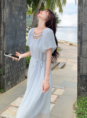 2026新款首发法式领口珠扣设计感浅蓝色连衣裙沙滩休闲女装