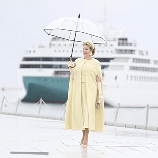 上衣半裙三件套装 高级定制王后同款 浅黄色纯羊毛斗篷大衣外套短袖