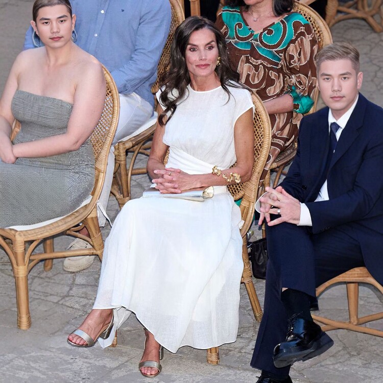 高级定制西班牙王后同款白色亚麻连衣裙收腰大摆裙长款+真丝背心