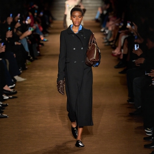 修身 高级定制秀场经典 黑色娃娃领双排扣100%山羊绒大衣外套冬长款