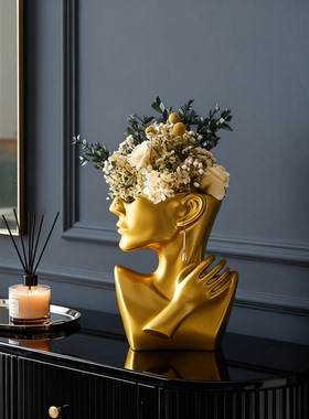 轻奢金色人物树脂摆件客厅桌面