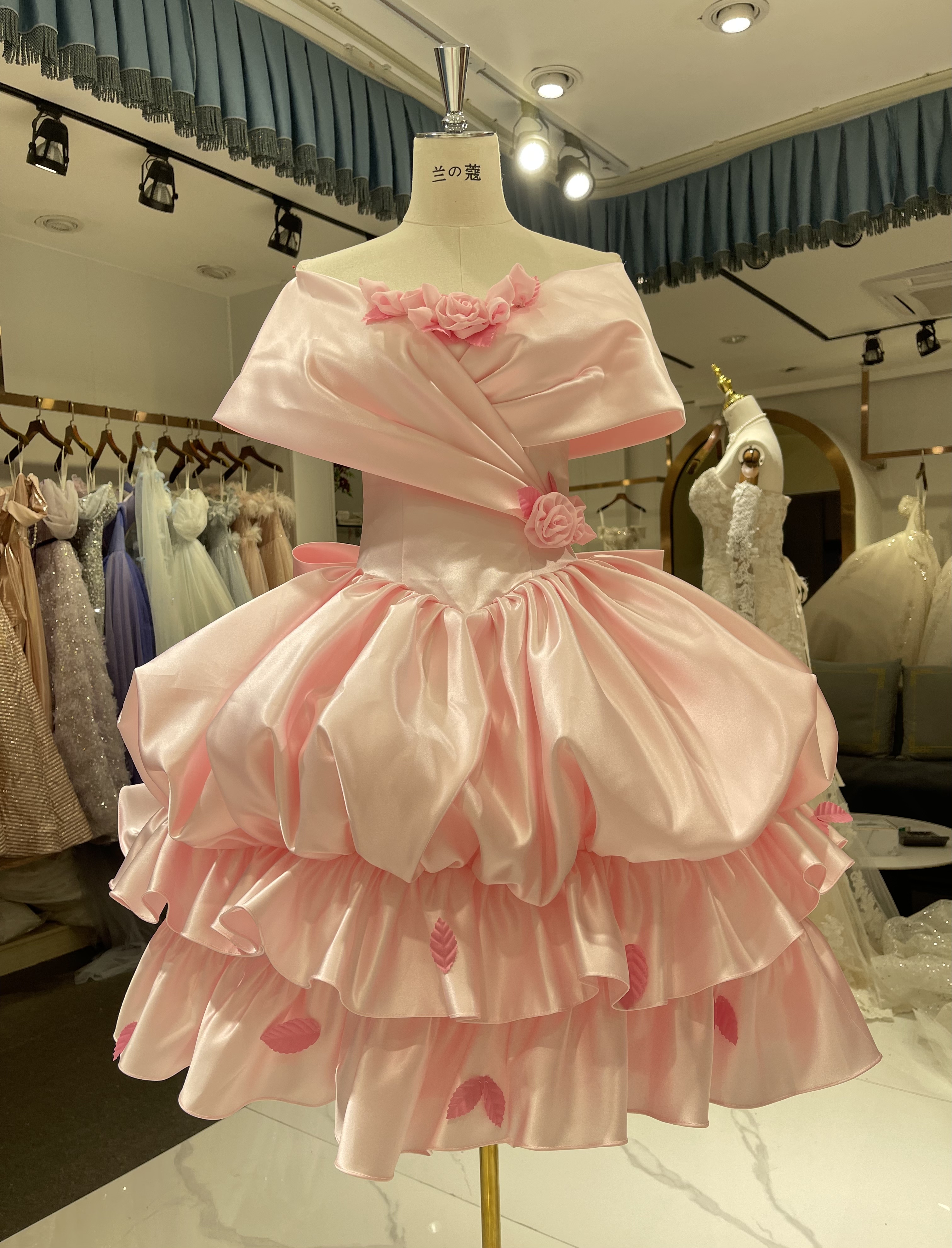 Helen feng设计款 一字肩粉色缎面礼服裙 花苞蓬蓬公主裙