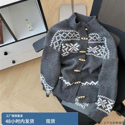 灰色费尔岛牛角扣毛衣外套女秋冬季宽松加厚针织开衫短款长袖上衣