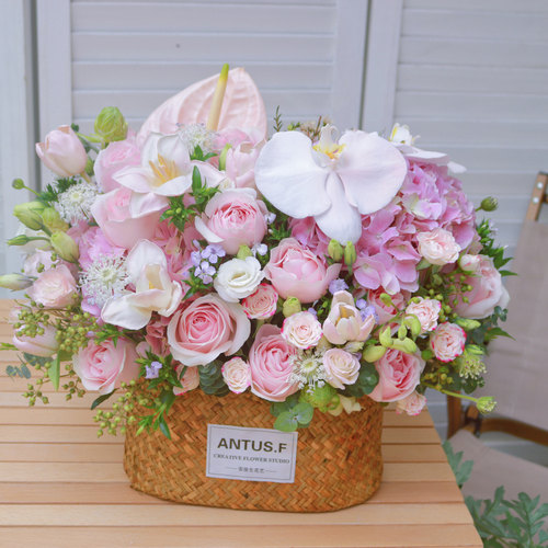 粉玫瑰郁金香生日高端鲜花手提篮