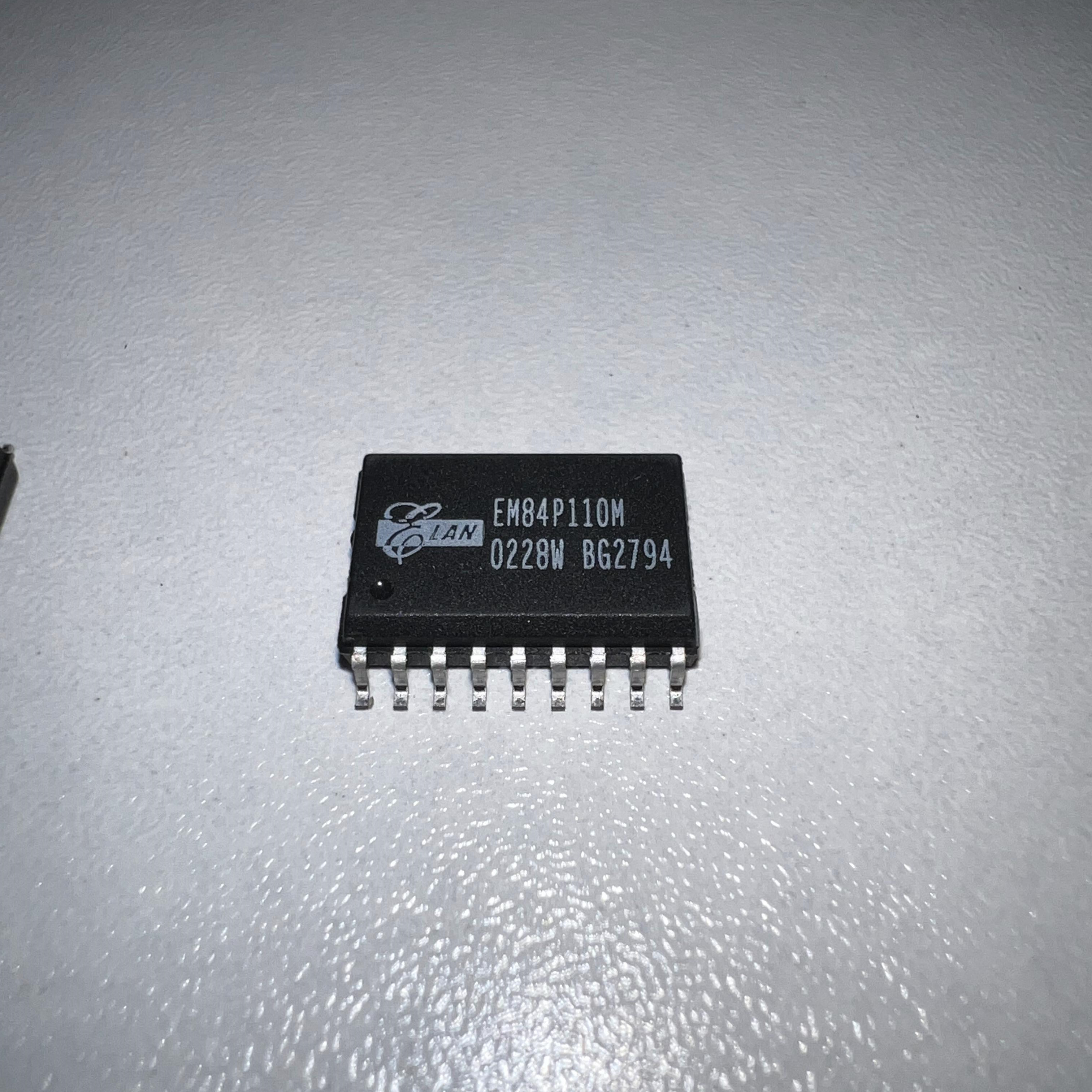 EM84P110M EM84P110M SOP-18 全新现货 欢迎咨询