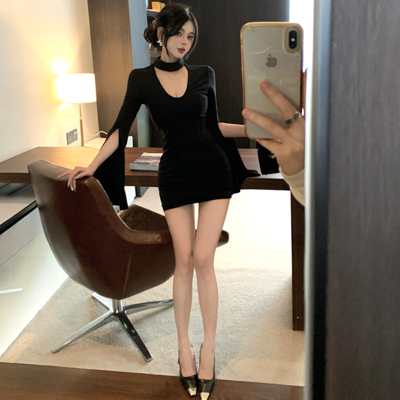 纯欲风性感V领挂脖连衣裙女秋修身显瘦气质飘袖辣妹小众包臀短裙