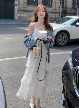 茶歇法式蕾丝蛋糕裙白色温柔吊带连衣裙女夏高级感超仙气质沙滩裙