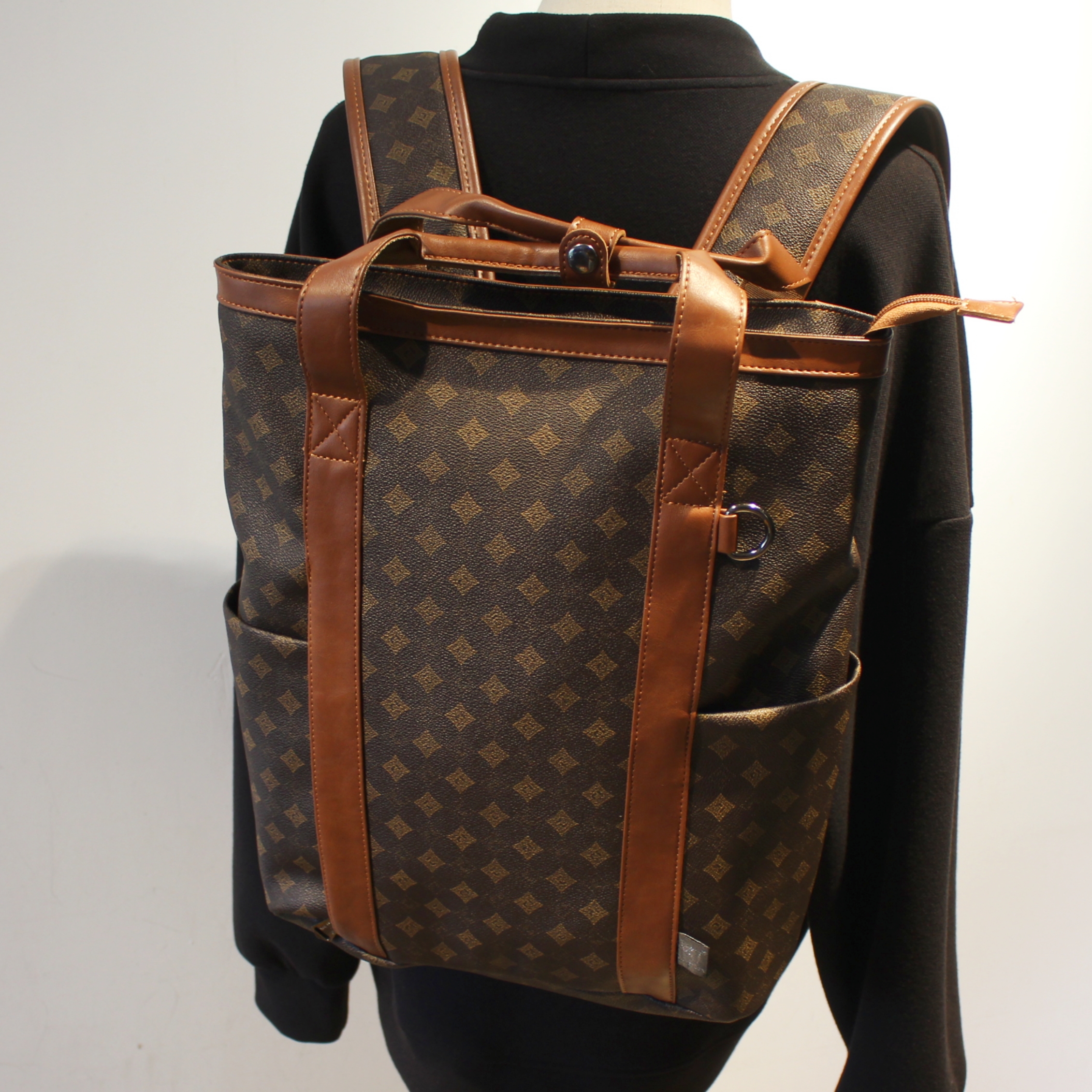 男女老花双肩包休闲通勤电脑包潮