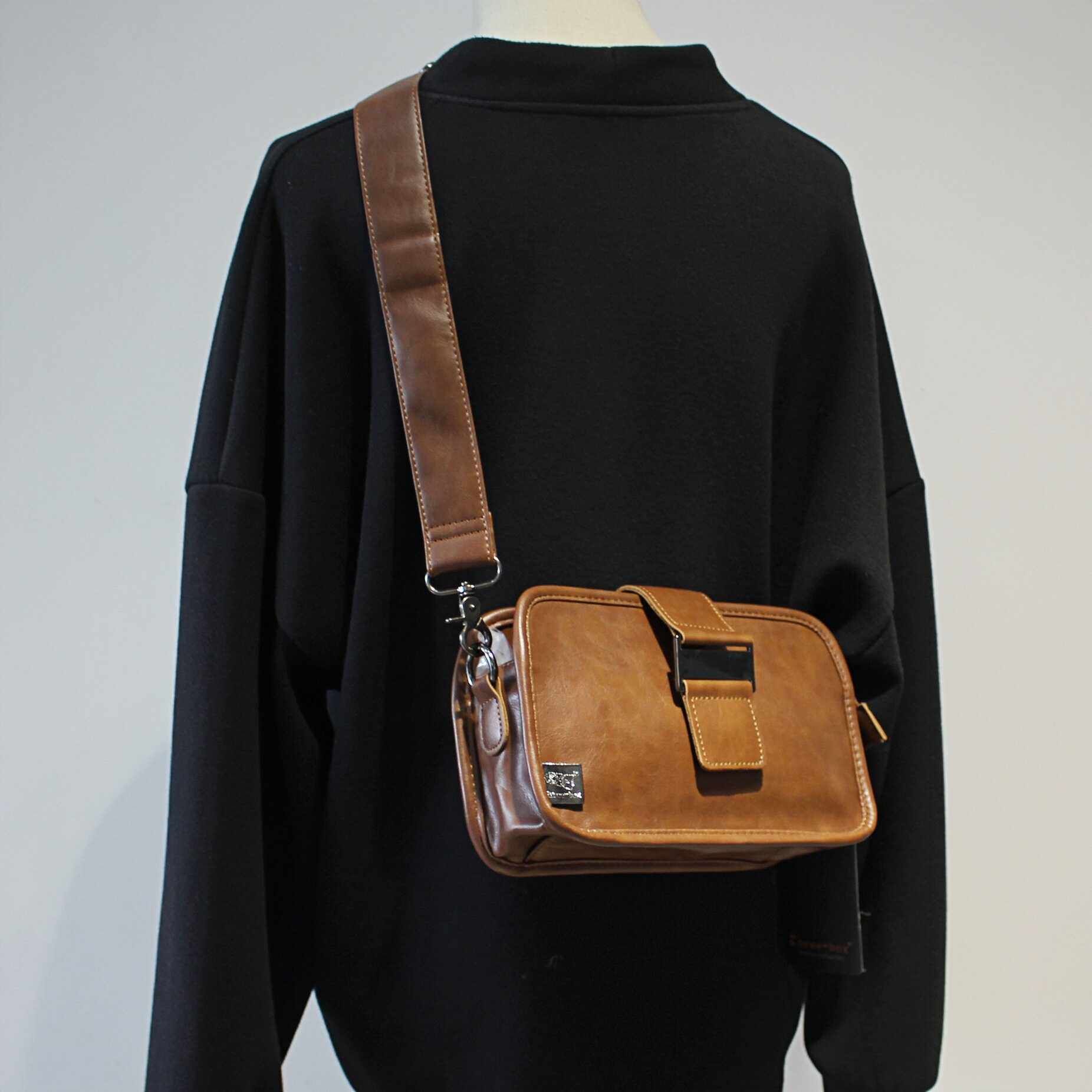 潮牌休闲旅行单肩包百搭潮斜挎包