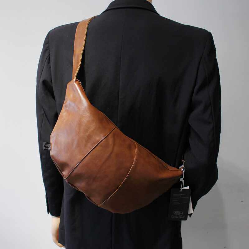 潮牌日韩男士大容量单肩包时尚机车运动斜挎包饺子大包挎包休闲包