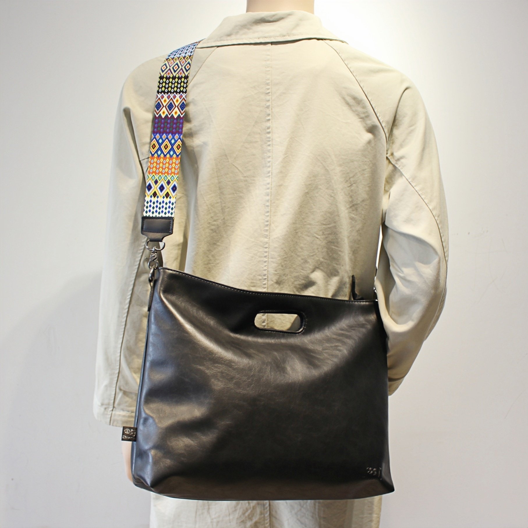 潮牌新款软皮斜挎包大包通勤虚线