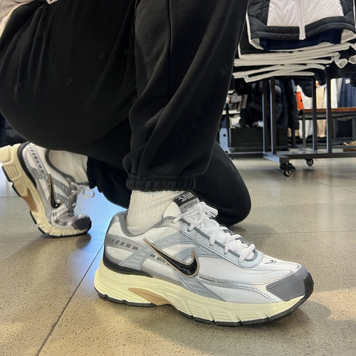 正品耐克男子舒适减震跑步鞋