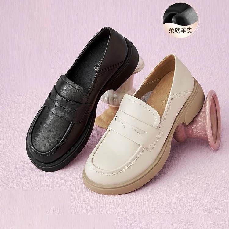 百思图秋商场新款英伦风牛皮革黑色乐福鞋白色小皮鞋UFF01CA4